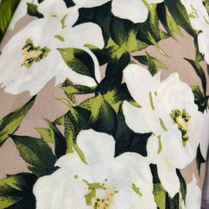 MECANICA ESTAMPADA FLORES FONDO BEIGE 1.50